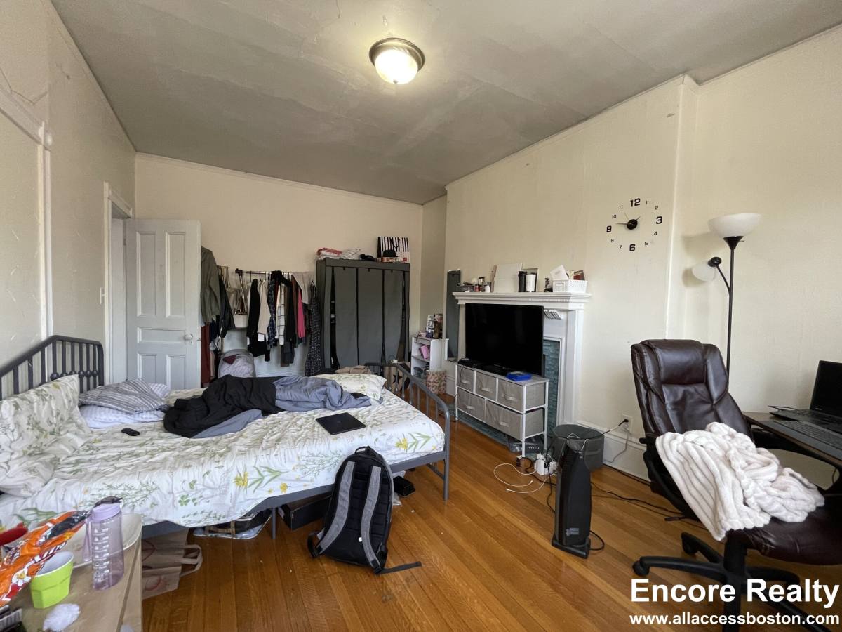 Apartment for rent at 11 Park St #6, Brookline, MA 02446