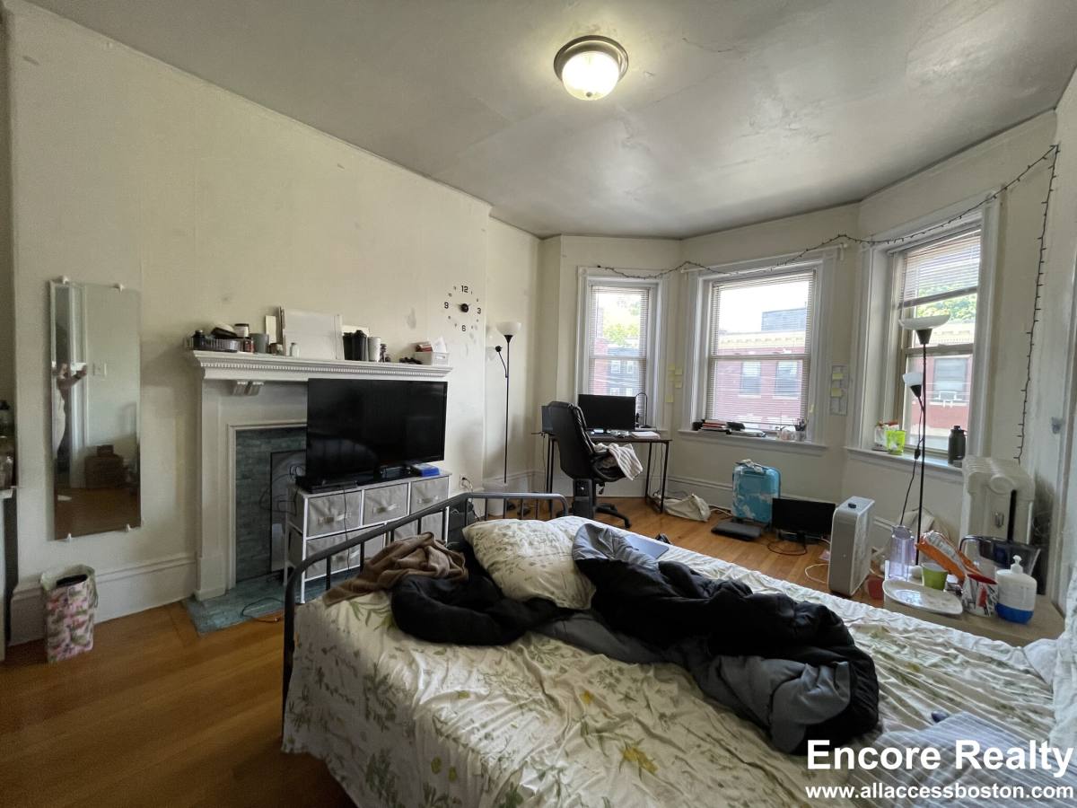 Apartment for rent at 11 Park St #6, Brookline, MA 02446