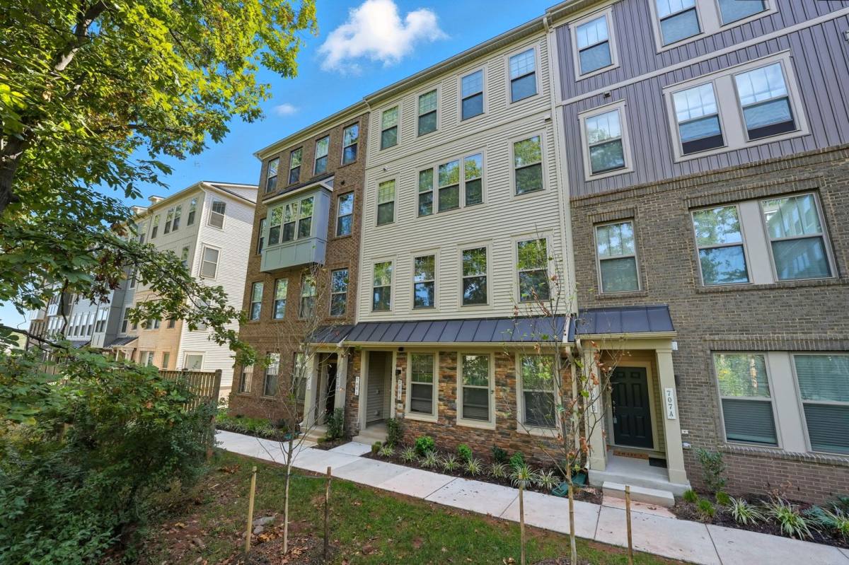 709 Thomas Lane #B, Manassas, VA 20111 - Townhouse for Rent