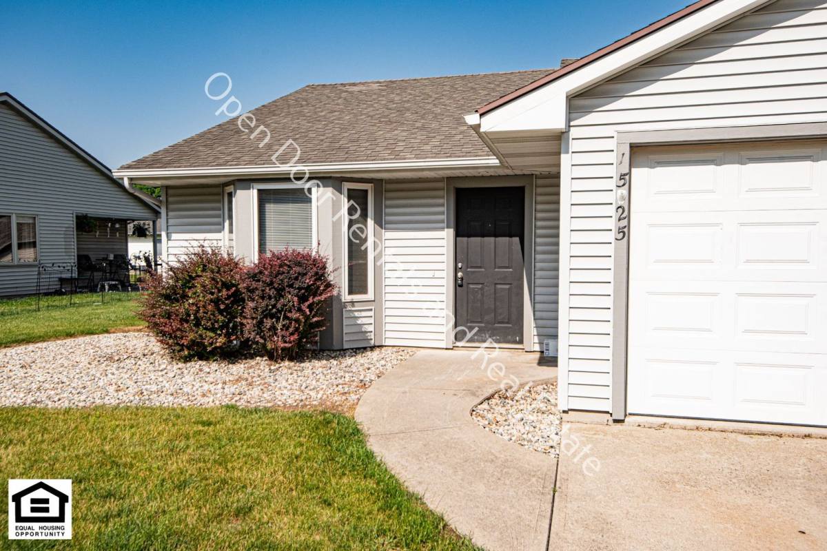 Apartment for rent at 1525 1529 Flagstone Dr, Fort Wayne, IN 46815