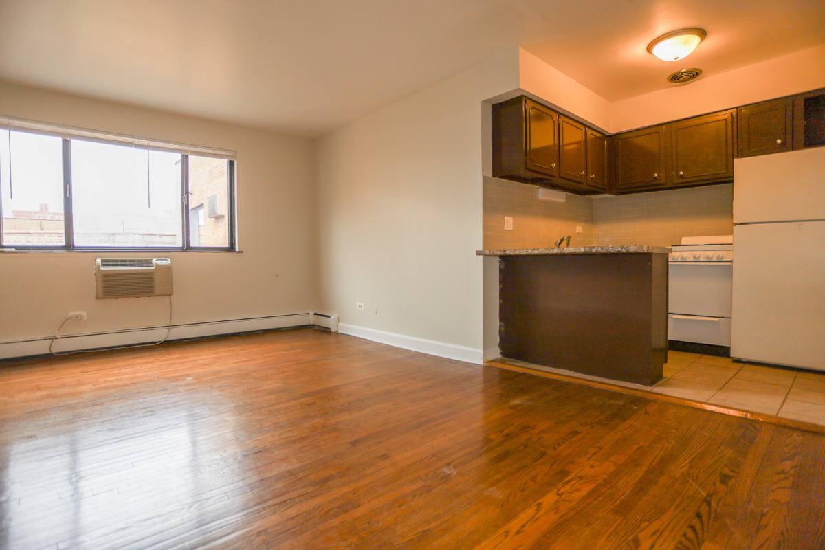 Apartment for rent at 6011 N Winthrop #407, Chicago, IL 60660