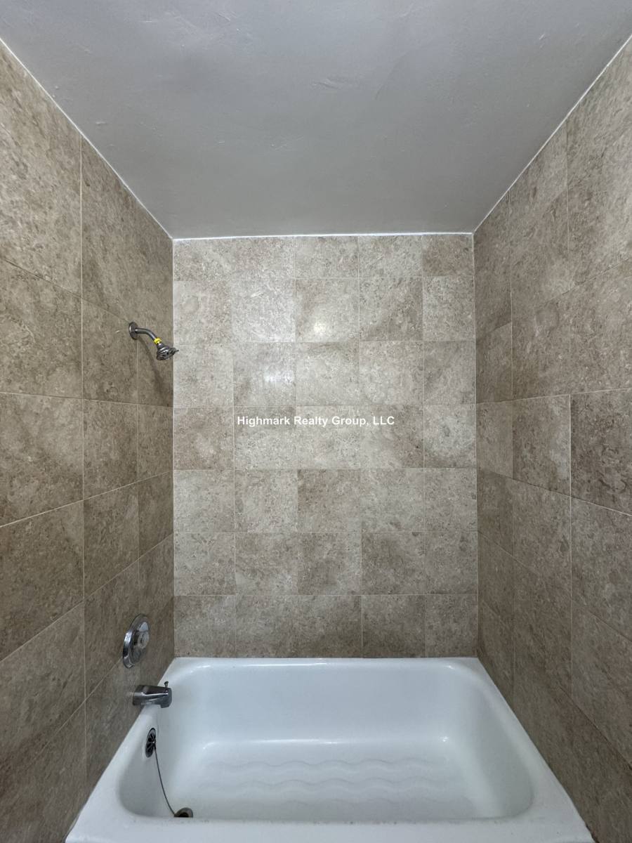 Apartment for rent at 8242 Kilpatrick Ave #A2, Skokie, IL 60076