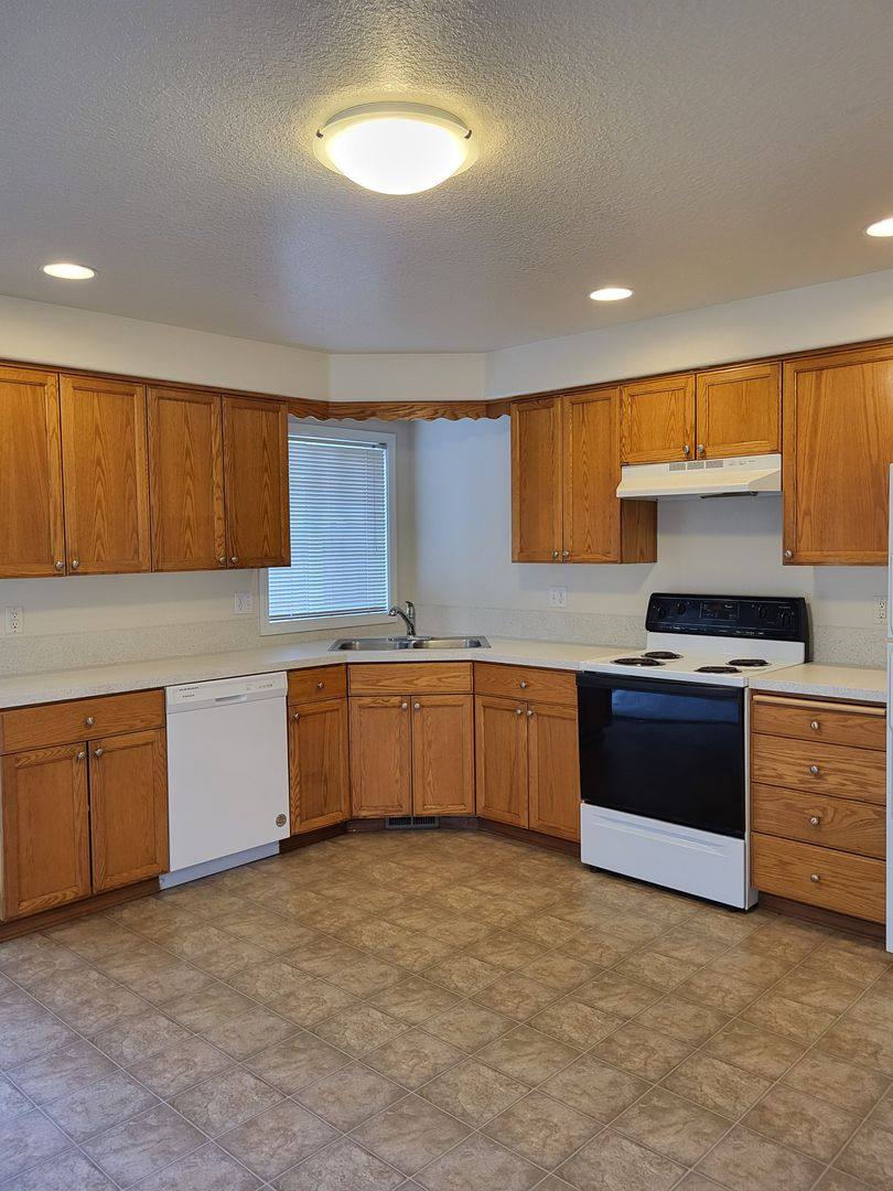 Apartment for rent at 2429 Michael Dr NE, Salem, OR 97305