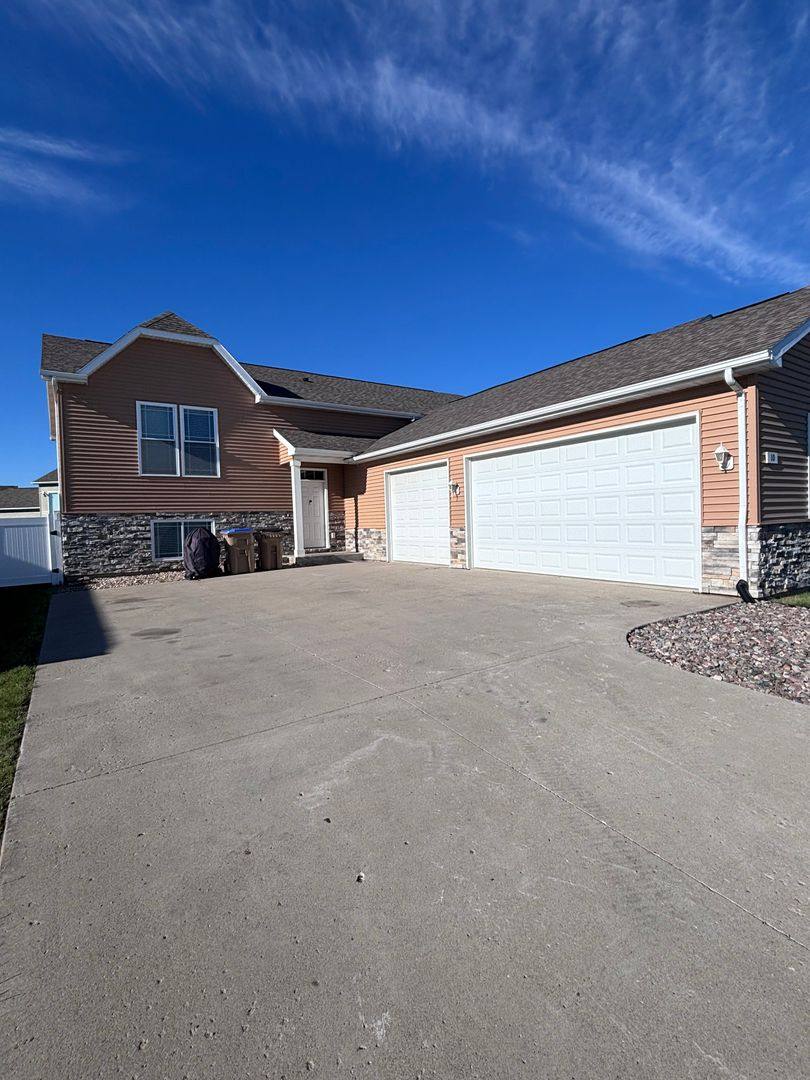 House for rent at 10 Mulberry Loop NE, Minot, ND 58703
