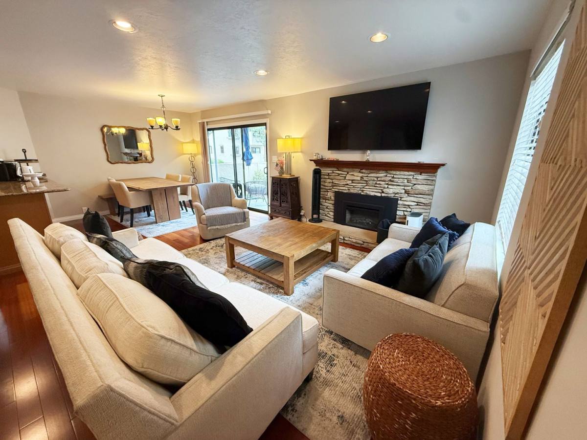 Townhouse for rent at 3243 Via Alicante, La Jolla, CA 92037