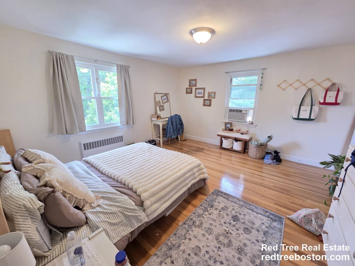 House for rent at 14 Louise Rd, Chestnut Hill, MA 02467