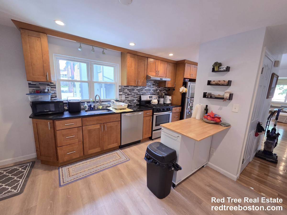 House for rent at 14 Louise Rd, Chestnut Hill, MA 02467