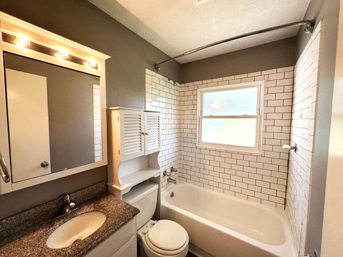 House for rent at 1318 SW Lynn Dr, Ankeny, IA 50023