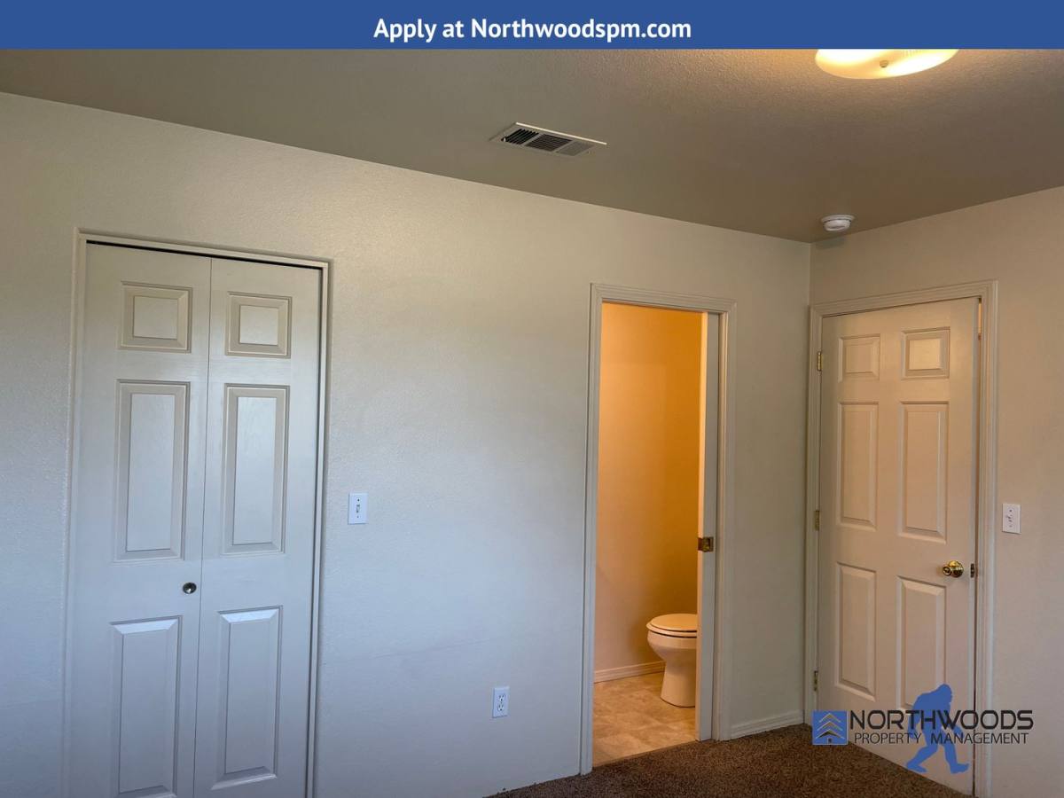 House for rent at 1927 Roberts Rd, Medford, OR 97504