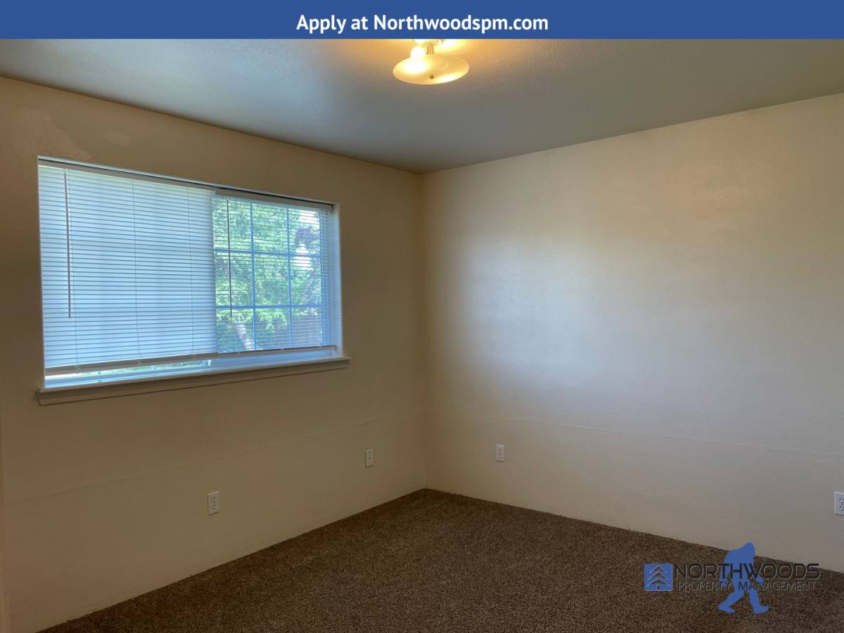 House for rent at 1927 Roberts Rd, Medford, OR 97504