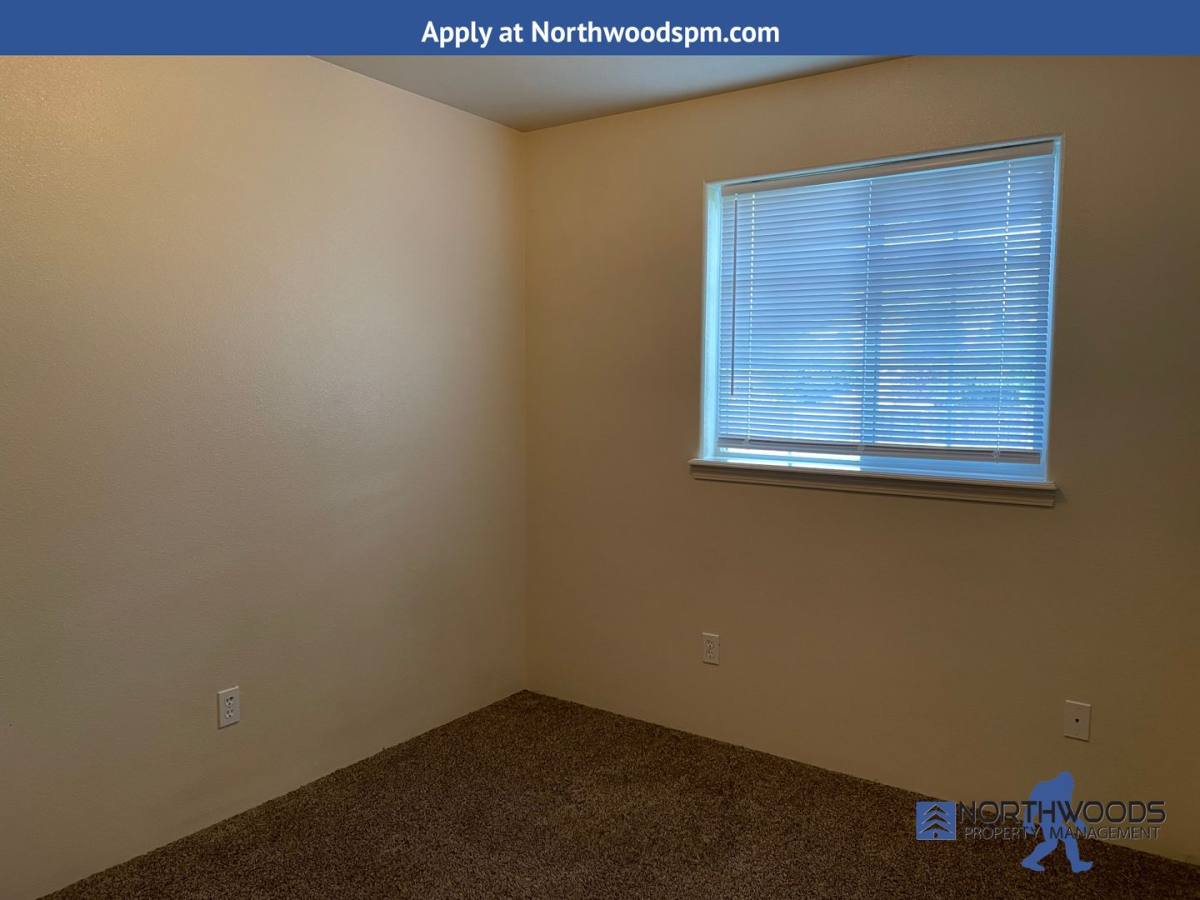 House for rent at 1927 Roberts Rd, Medford, OR 97504