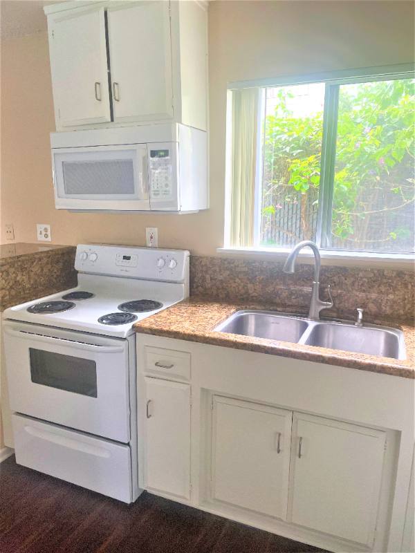 Apartment for rent at 931 W 19th St #10, Costa Mesa, CA 92627