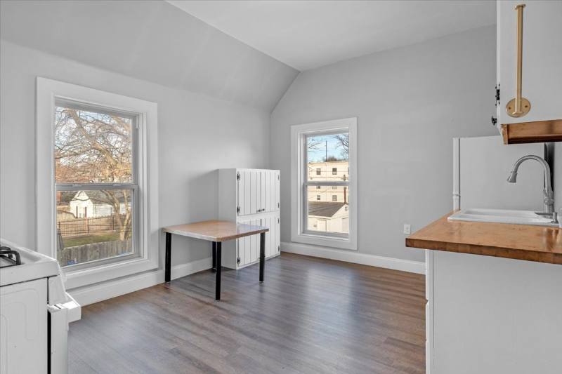 Apartment for rent at 612 N 5th St, Springfield, IL 62702