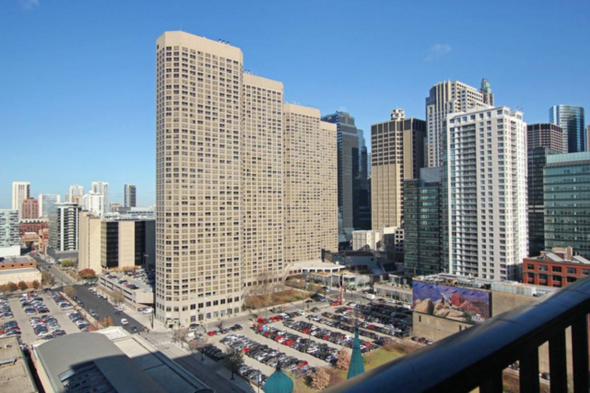 Apartment for rent at 210 S Des Plaines, Chicago, IL 60661