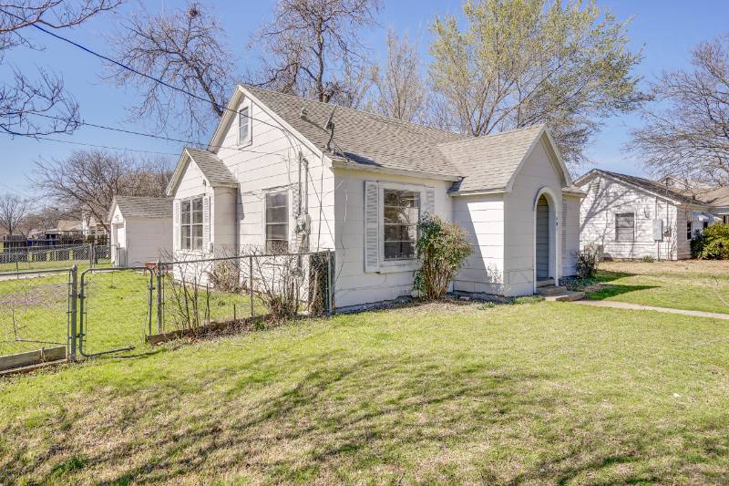 901 N Howeth St, Gainesville, TX 76240 - House for Rent