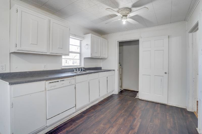 House for rent at 901 N Howeth St, Gainesville, TX 76240