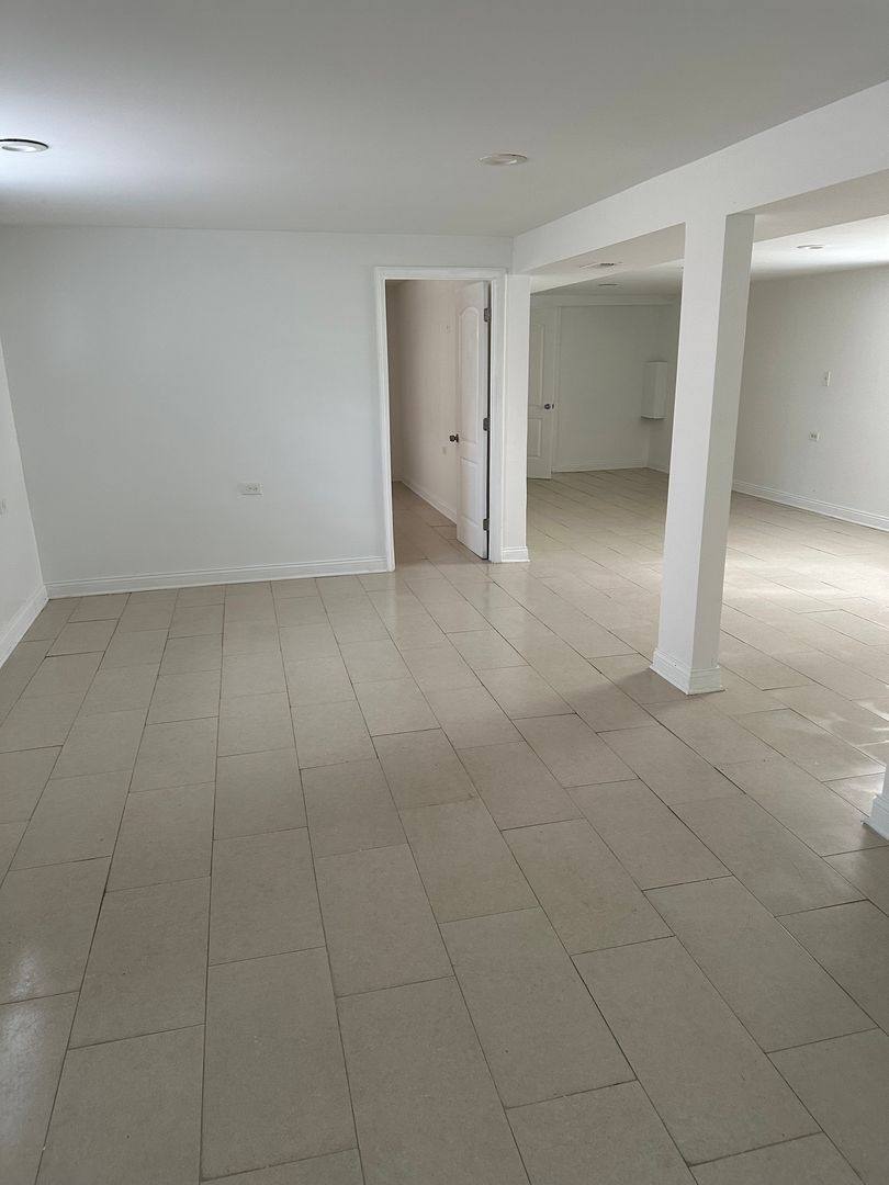 Apartment for rent at 2614 E 78th St, Chicago, IL 60649