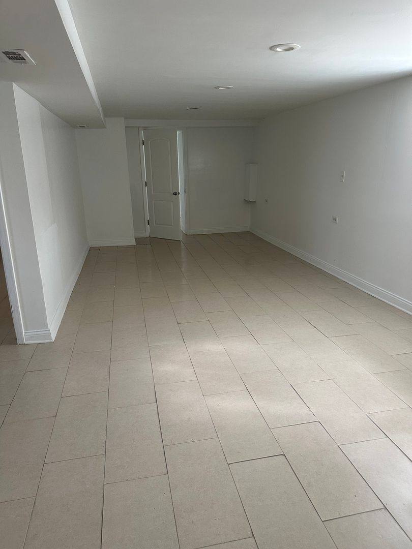 Apartment for rent at 2614 E 78th St, Chicago, IL 60649