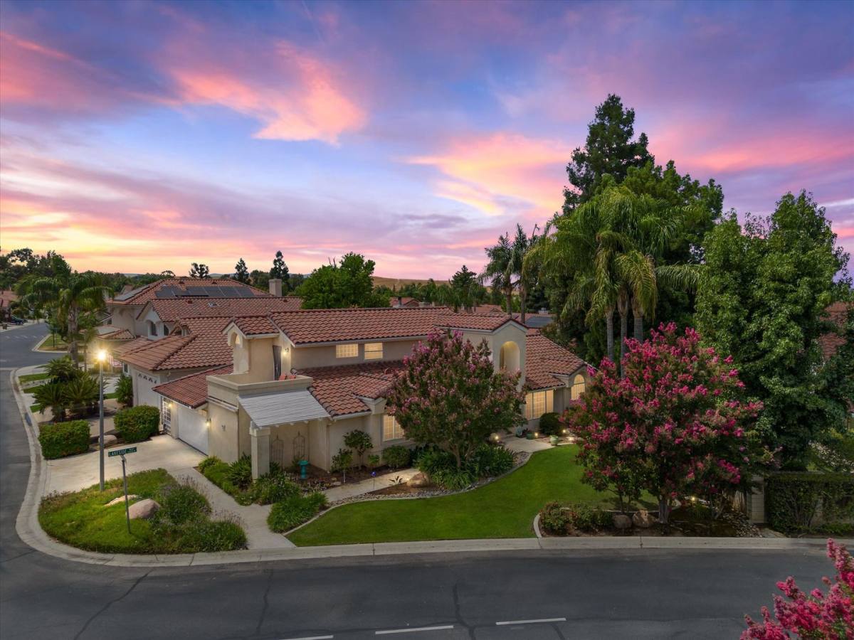 House for rent at 6016 Kings Canyon Dr, Bakersfield, CA 93306