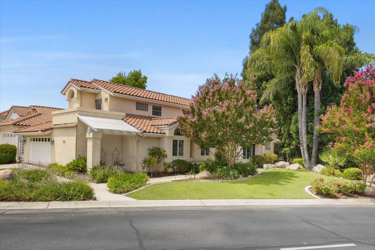 House for rent at 6016 Kings Canyon Dr, Bakersfield, CA 93306