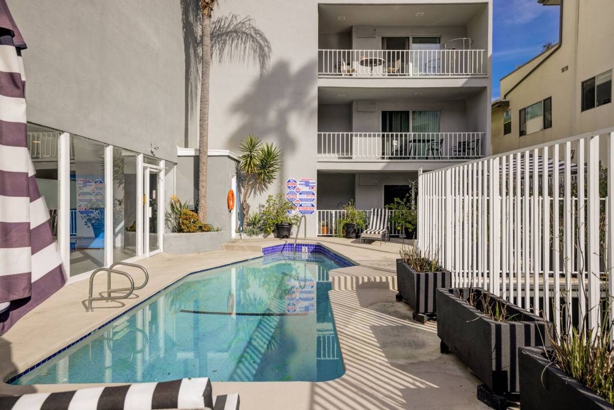Apartment for rent at 170 N Crescent Dr, Beverly Hills, CA 90210