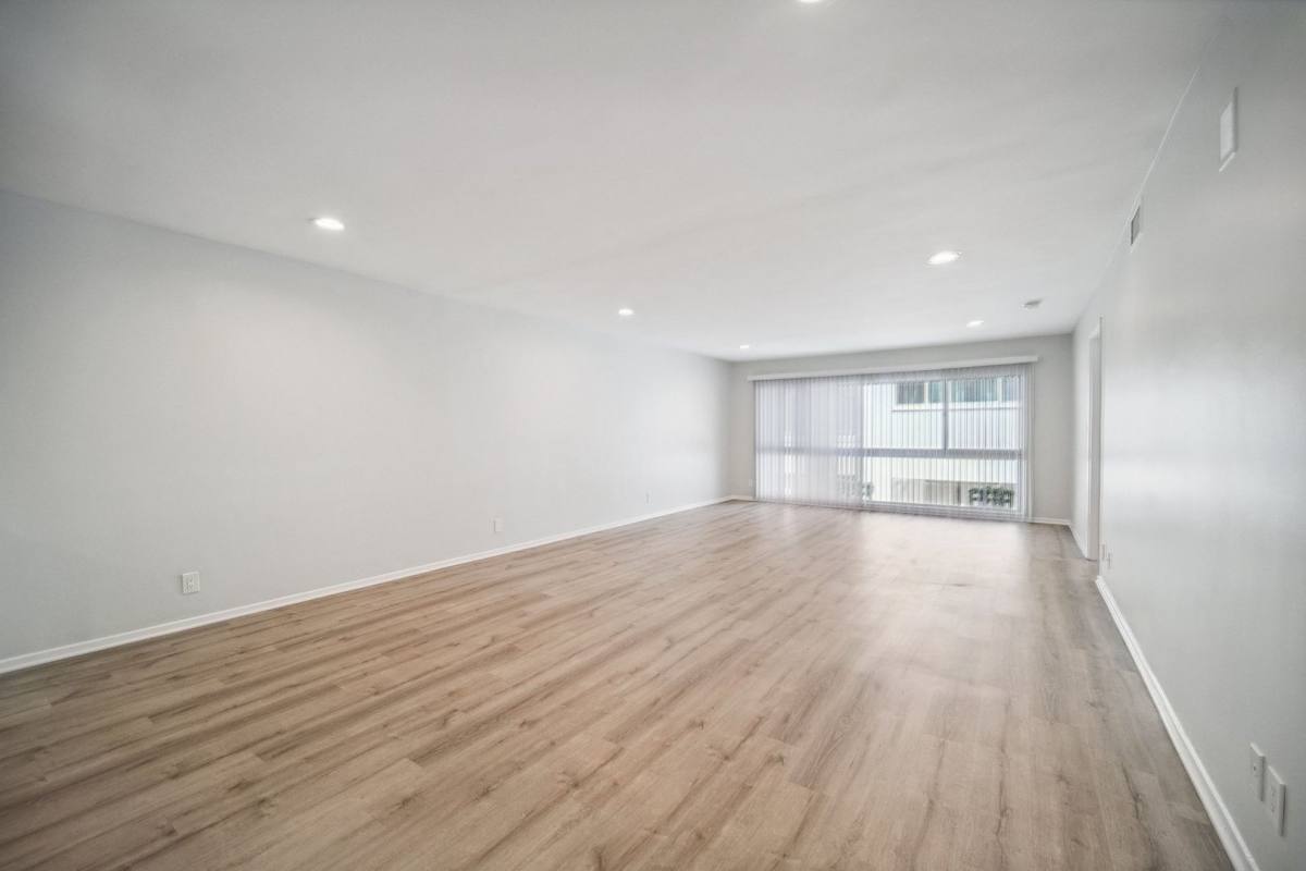 Apartment for rent at 170 N Crescent Dr, Beverly Hills, CA 90210