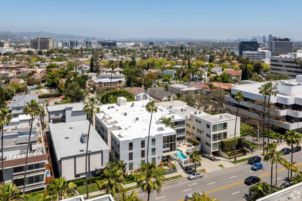 Apartment for rent at 170 N Crescent Dr, Beverly Hills, CA 90210