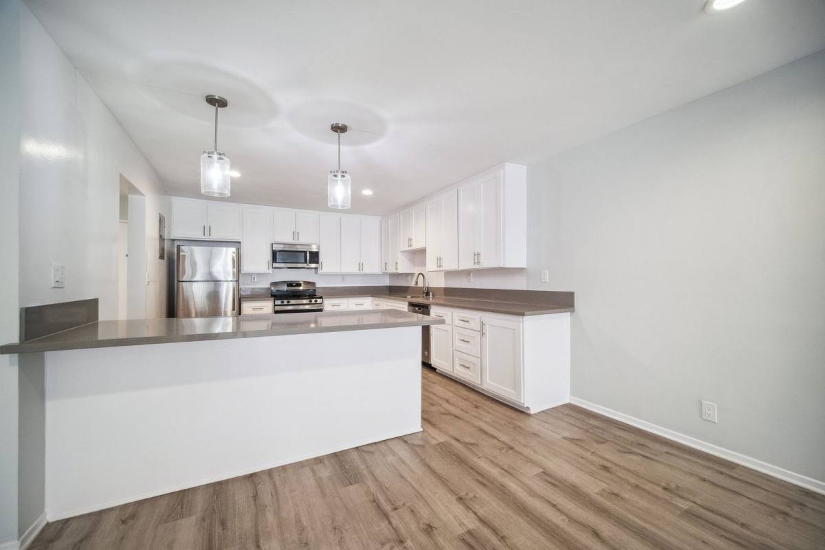 Apartment for rent at 170 N Crescent Dr, Beverly Hills, CA 90210
