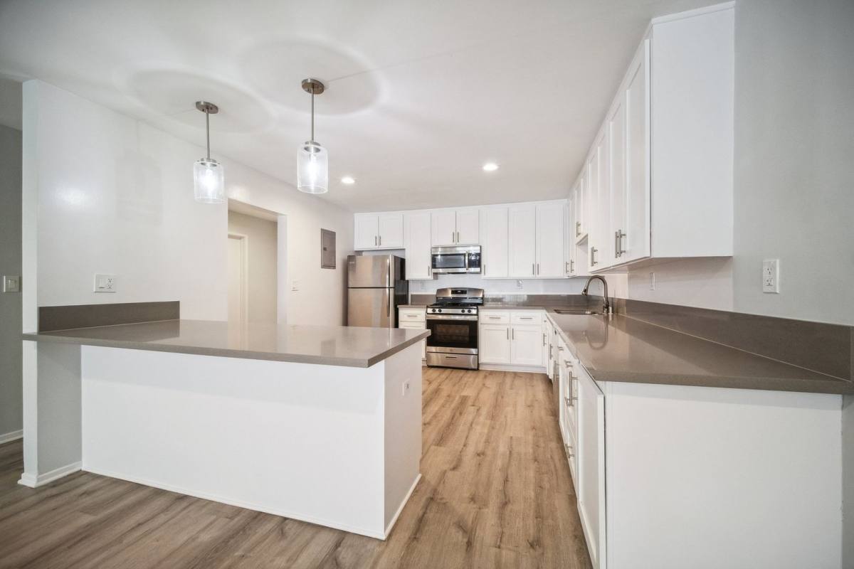 Apartment for rent at 170 N Crescent Dr, Beverly Hills, CA 90210