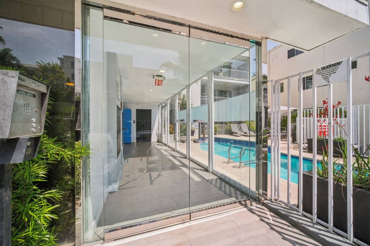 Apartment for rent at 170 N Crescent Dr, Beverly Hills, CA 90210