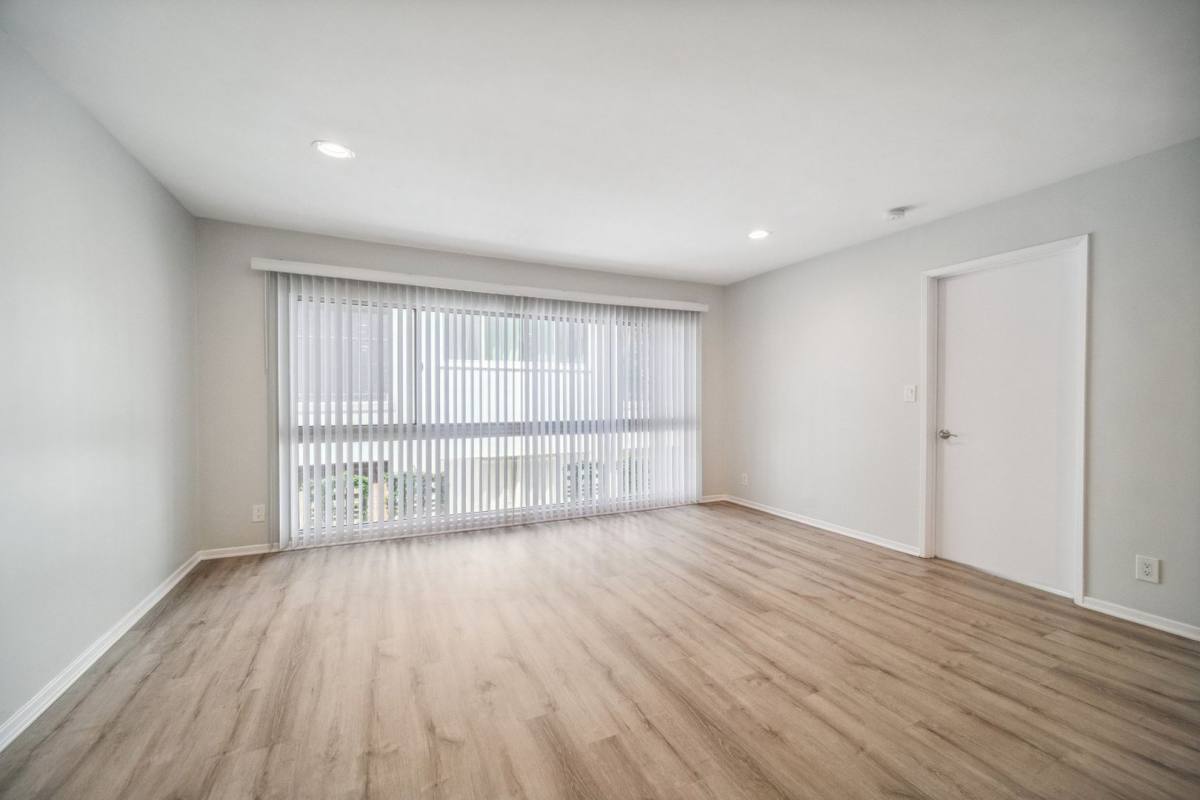 Apartment for rent at 170 N Crescent Dr, Beverly Hills, CA 90210