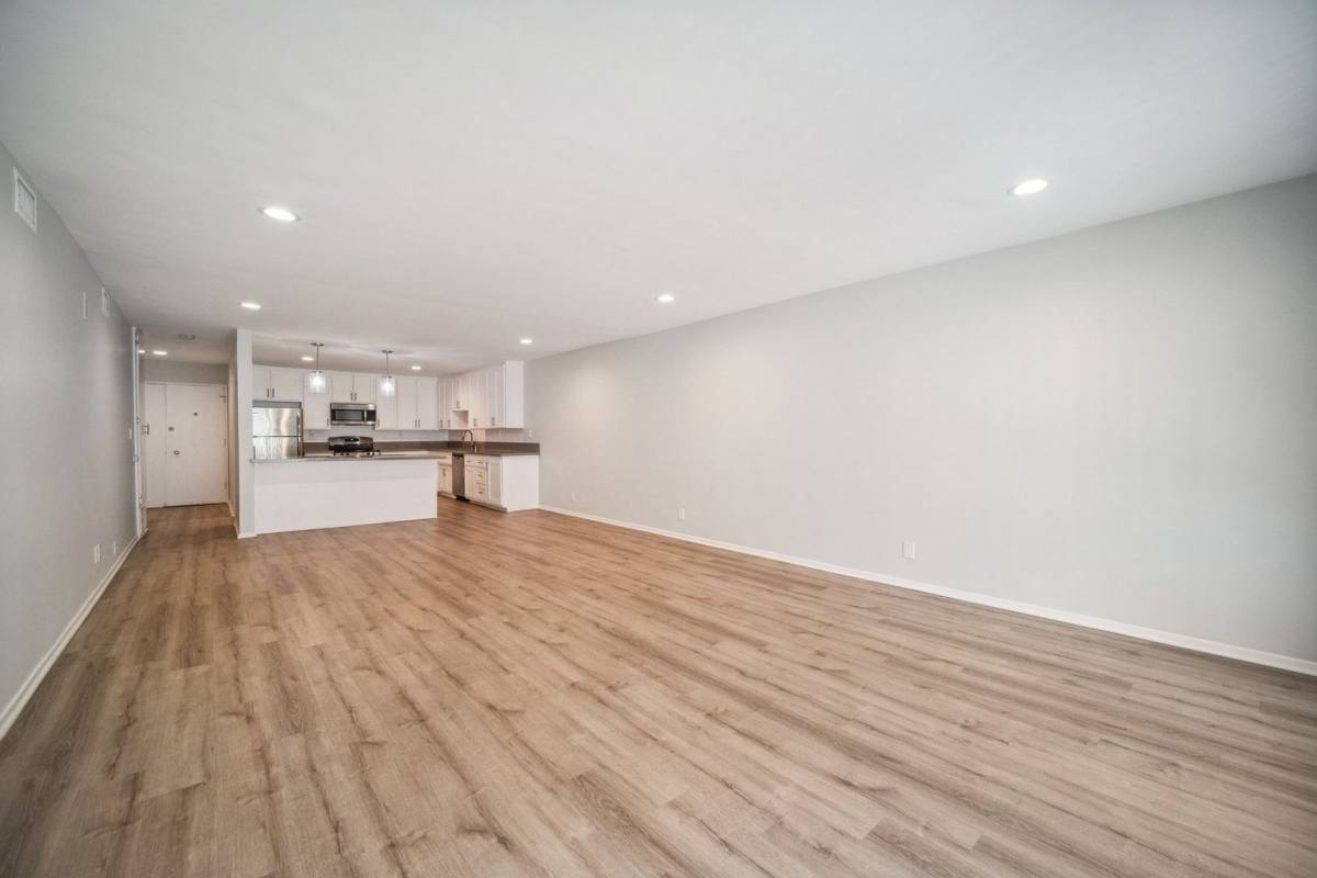 Apartment for rent at 170 N Crescent Dr, Beverly Hills, CA 90210