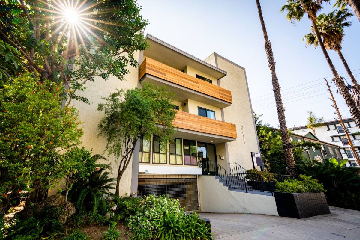 Apartment for rent at 311 S Doheny Dr, Los Angeles, CA 90048