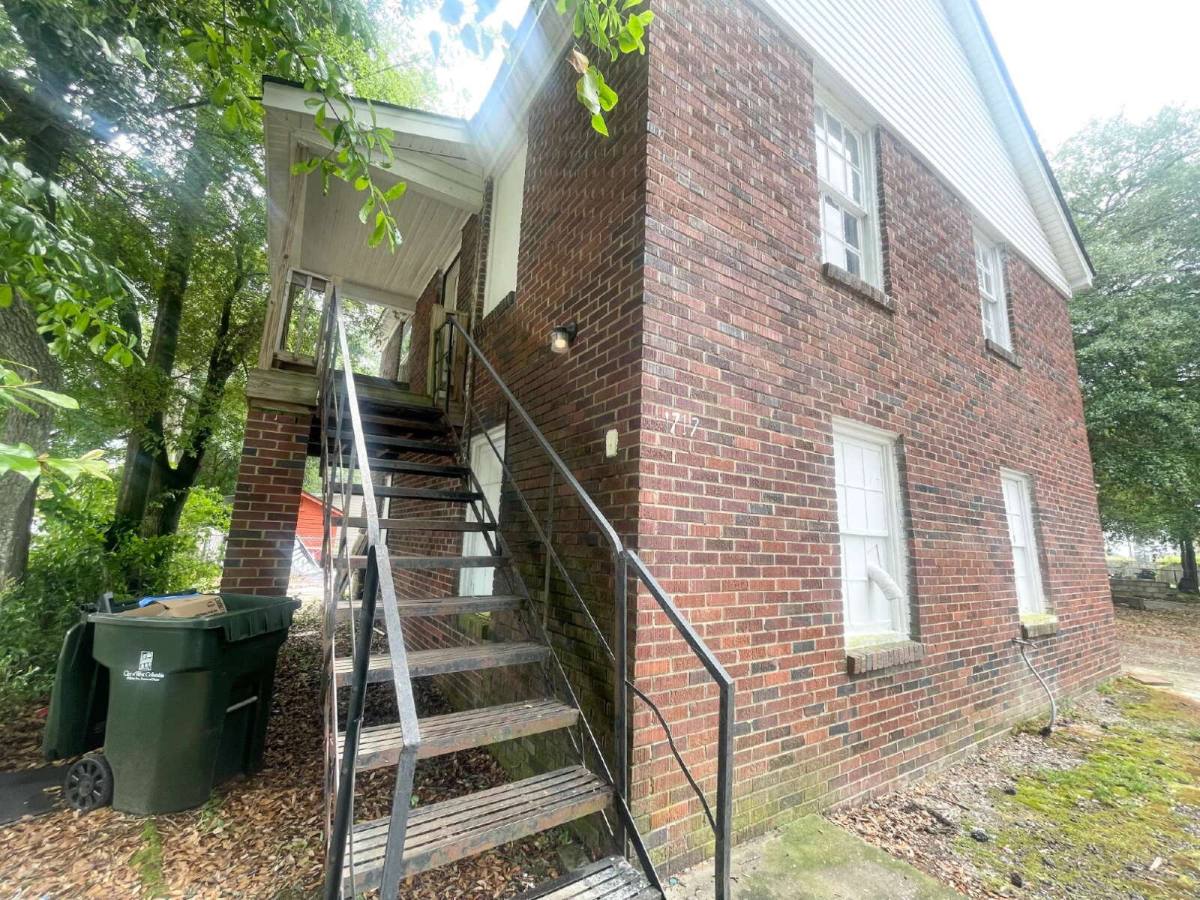 Townhouse for rent at 1717 Burnham St, West Columbia, SC 29169