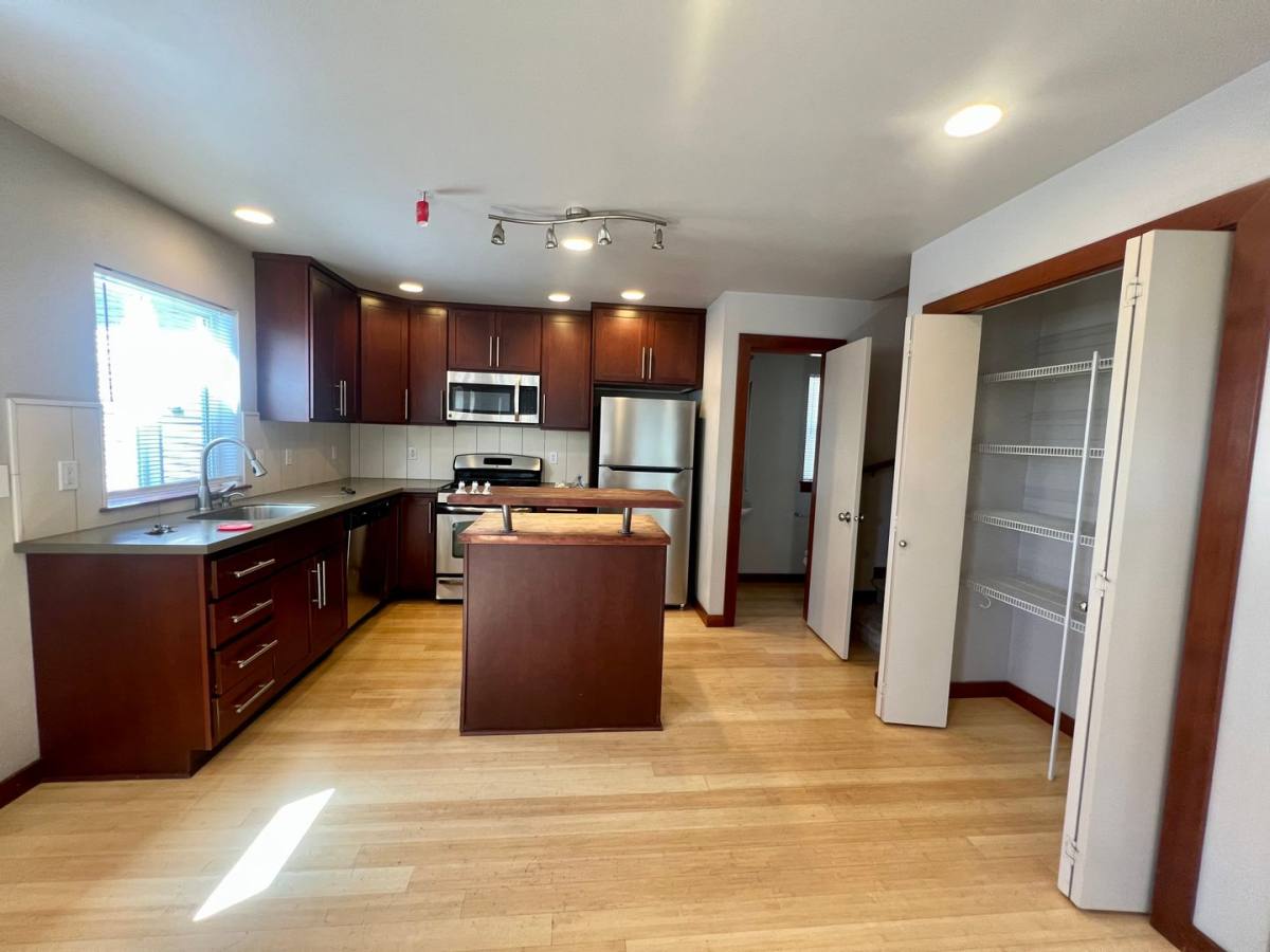 Townhouse for rent at 4015 7th Ave NE, Seattle, WA 98105