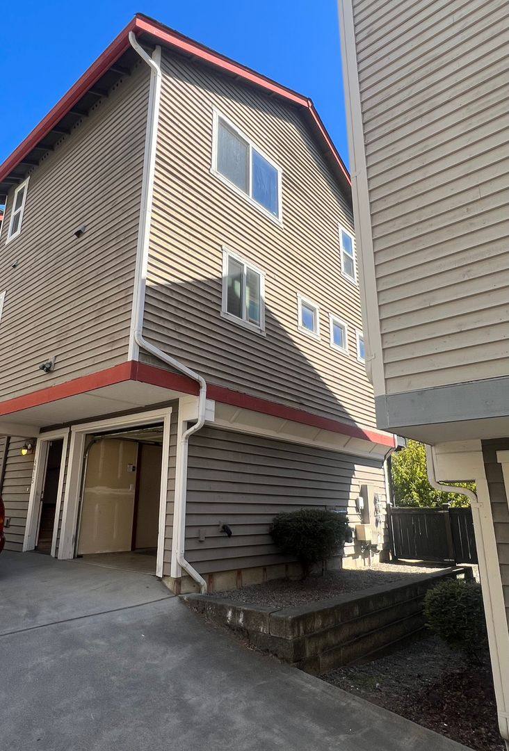 Townhouse for rent at 4015 7th Ave NE, Seattle, WA 98105