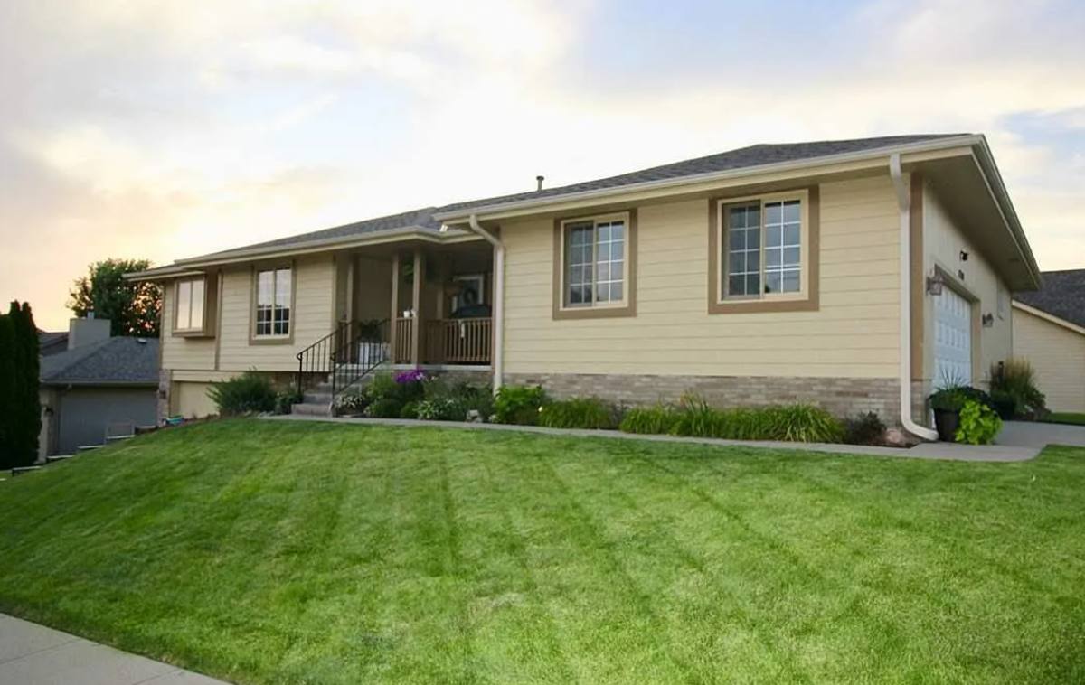 House for rent at 6704 N 104th St, Omaha, NE 68122