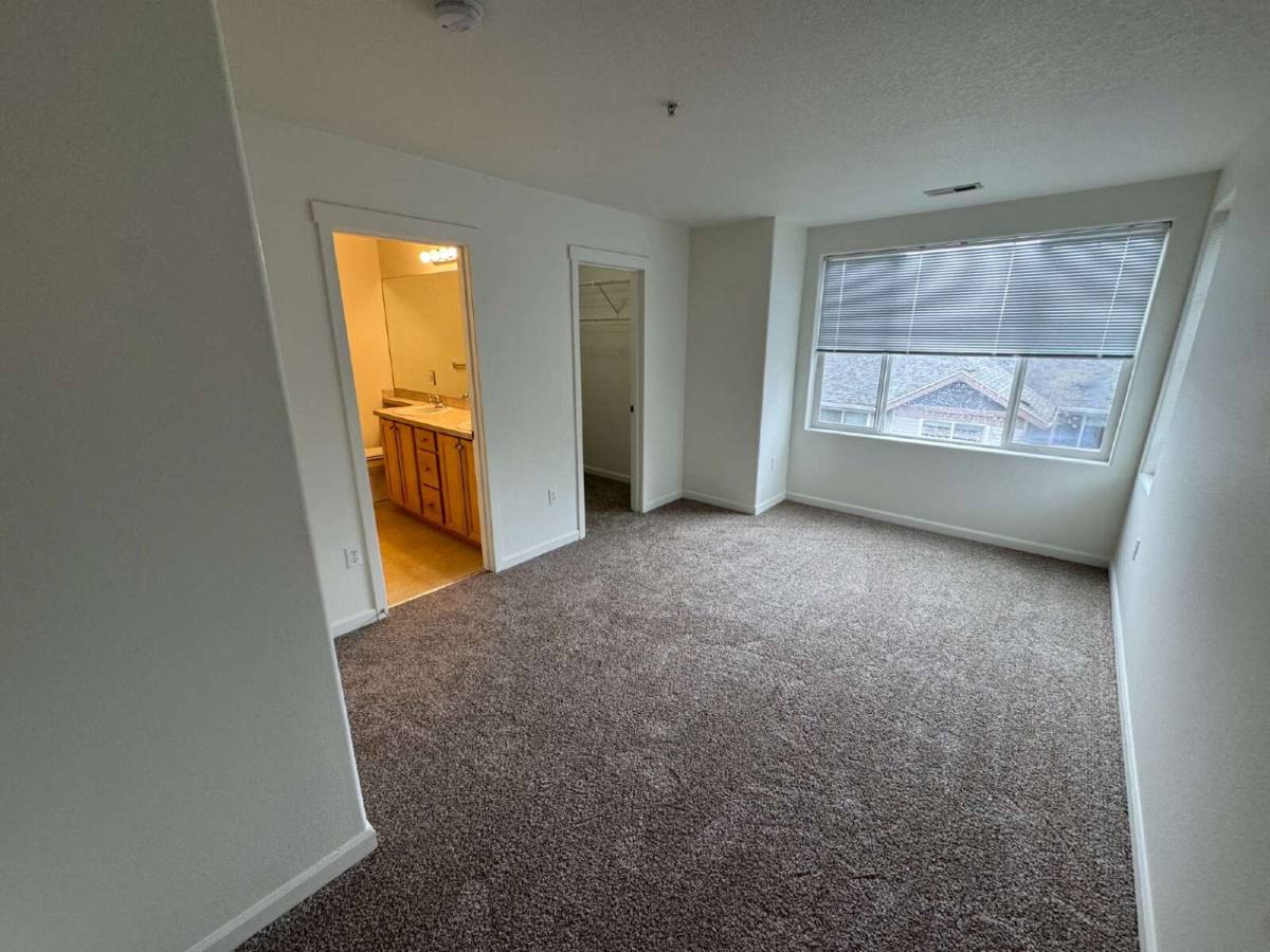 Townhouse for rent at 10779 SW Canterbury Lane #101, Portland, OR 97224