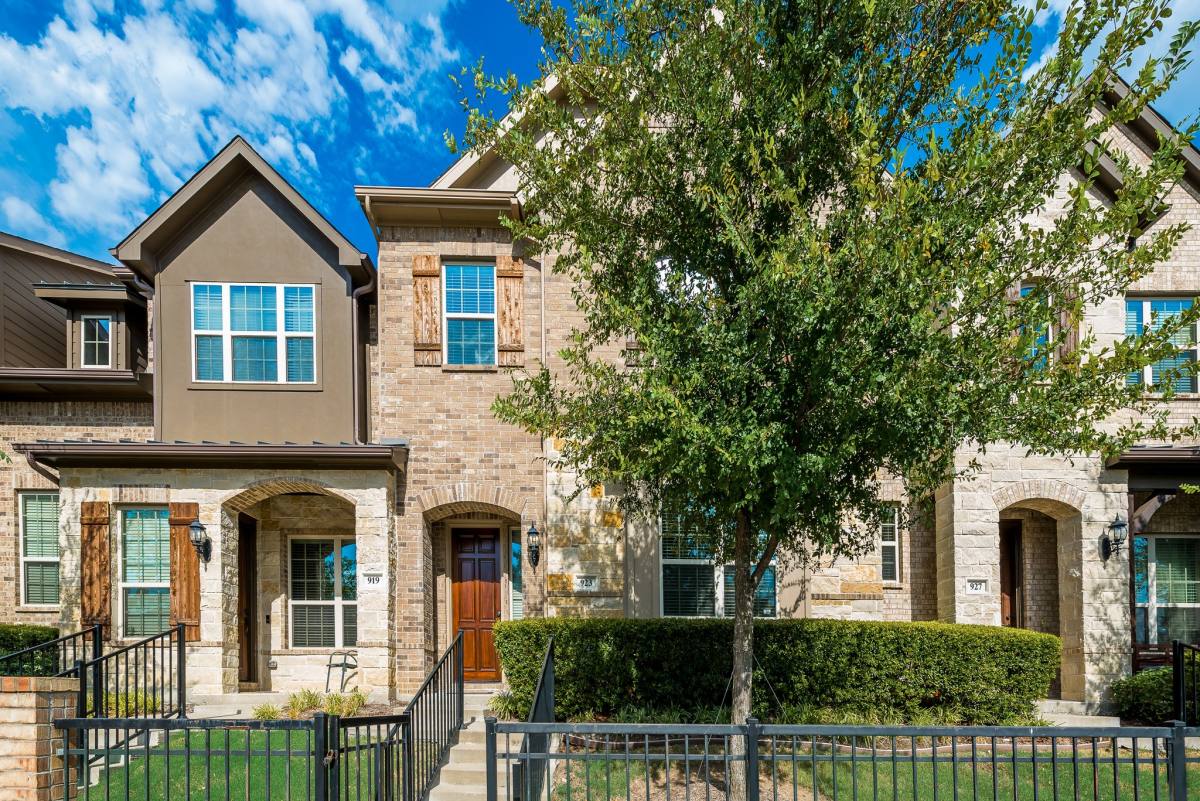 Townhouse for rent at 923 Whitehall Dr, Richardson, TX 75081