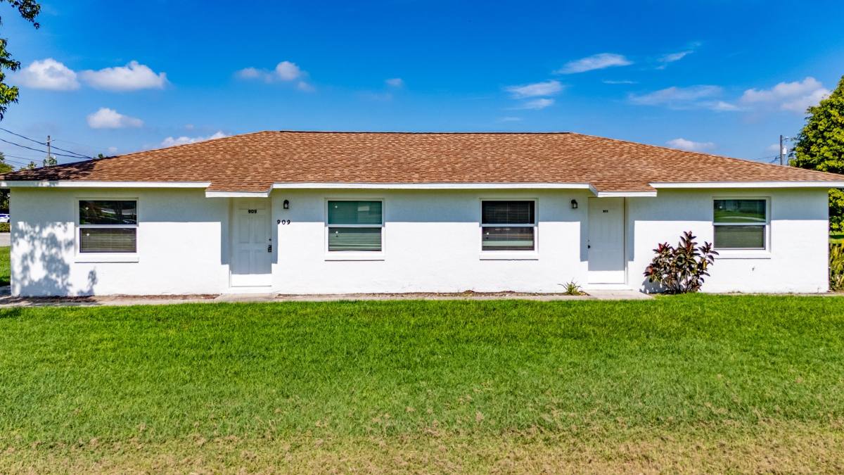 Townhouse for rent at 909 W Orange St, Kissimmee, FL 34741