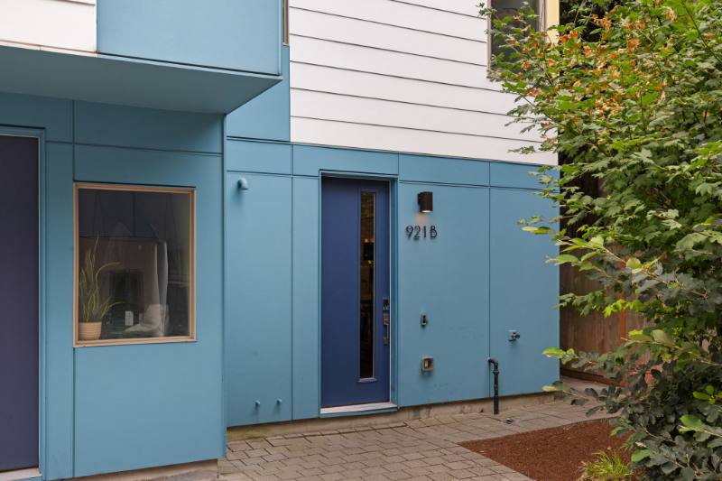 Townhouse for rent at 921 10th Ave E #B, Seattle, WA 98102