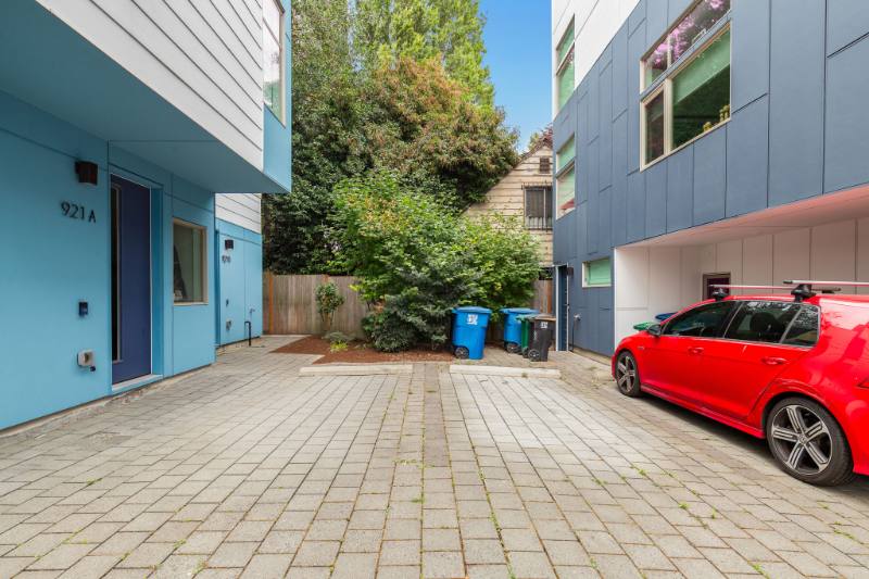 Townhouse for rent at 921 10th Ave E #B, Seattle, WA 98102