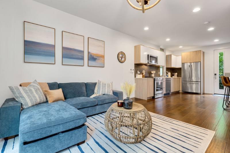 Townhouse for rent at 921 10th Ave E #B, Seattle, WA 98102