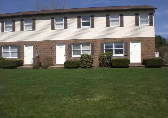 Townhouse for rent at 2220 Harsh Ave #HR, Massillon, OH 44646