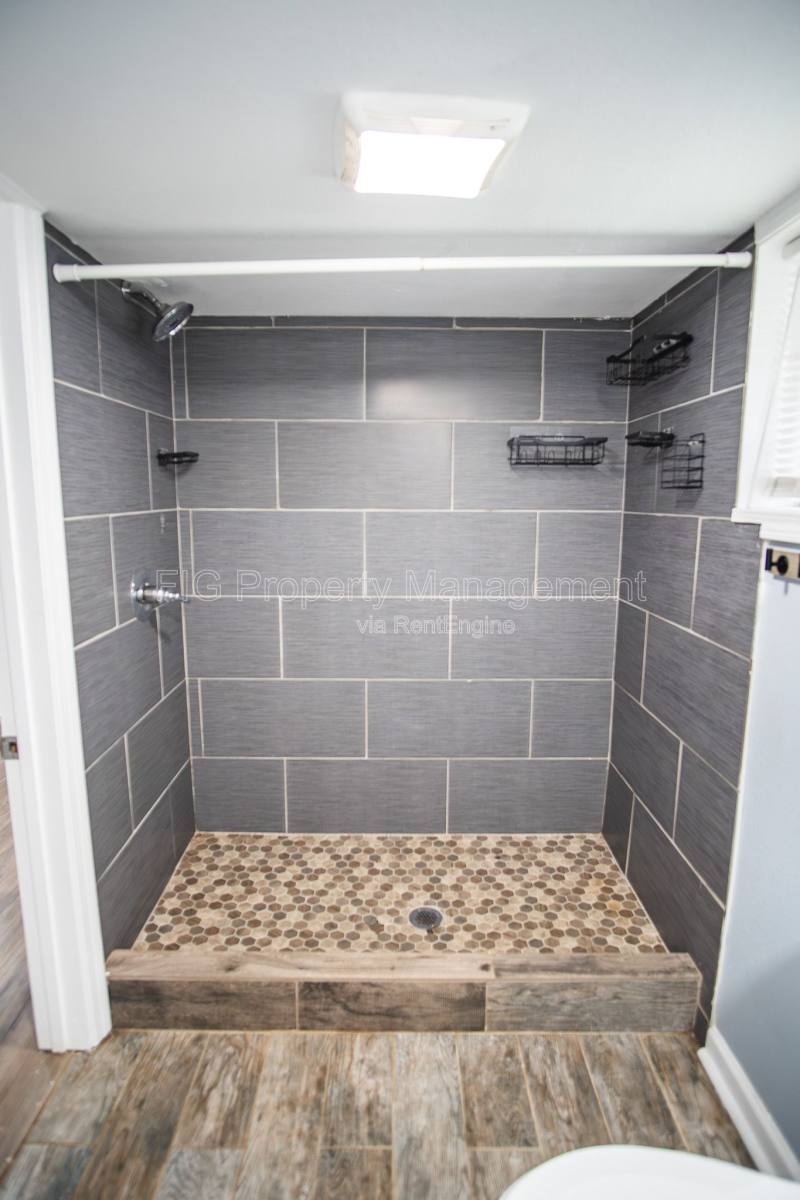 Apartment for rent at 614 W 2nd Ave, Lenoir City, TN 37771