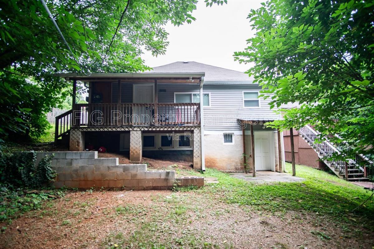 Apartment for rent at 614 W 2nd Ave, Lenoir City, TN 37771