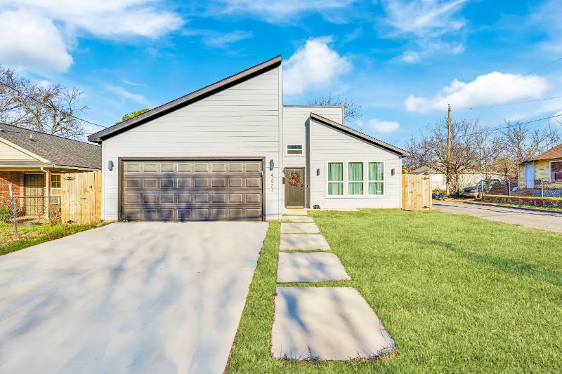 House for rent at 4621 Collins Ave, Dallas, TX 75210