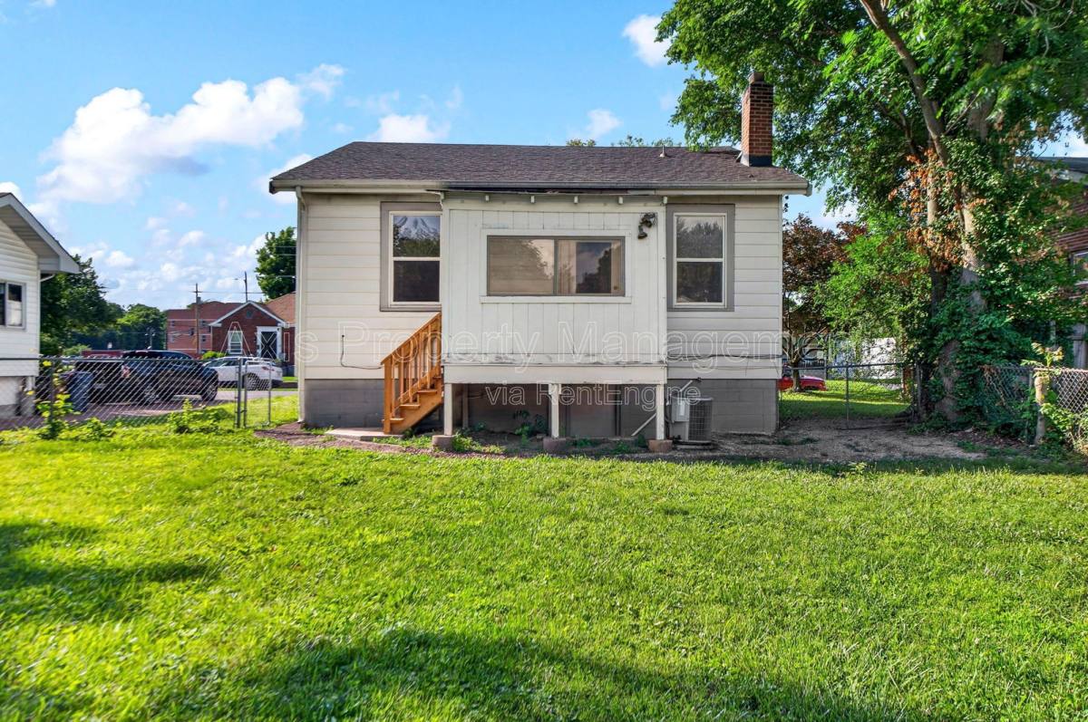 Apartment for rent at 12 Lee Ave, Saint Louis, MO 63135