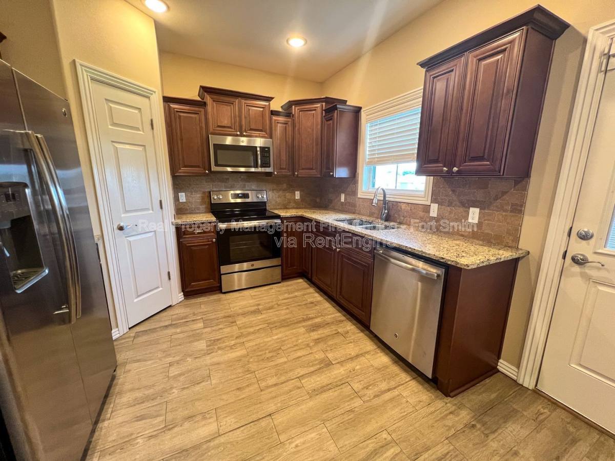 Townhouse for rent at 6715 Maribette Rd, Barling, AR 72923