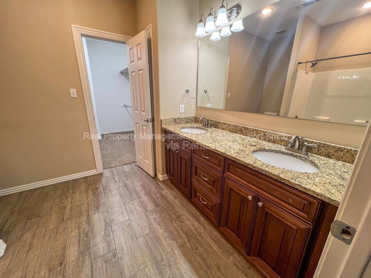 Townhouse for rent at 6715 Maribette Rd, Barling, AR 72923